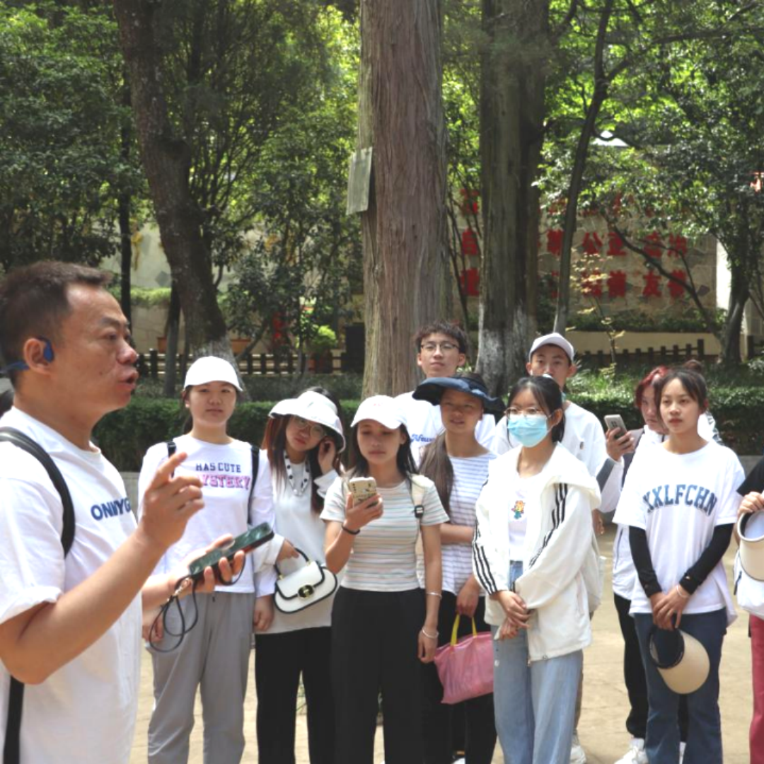 云南经济管理学院马克思主义学院党总支组织思政课师生赴昆明西山森林公园现场教学活动 第 3 张