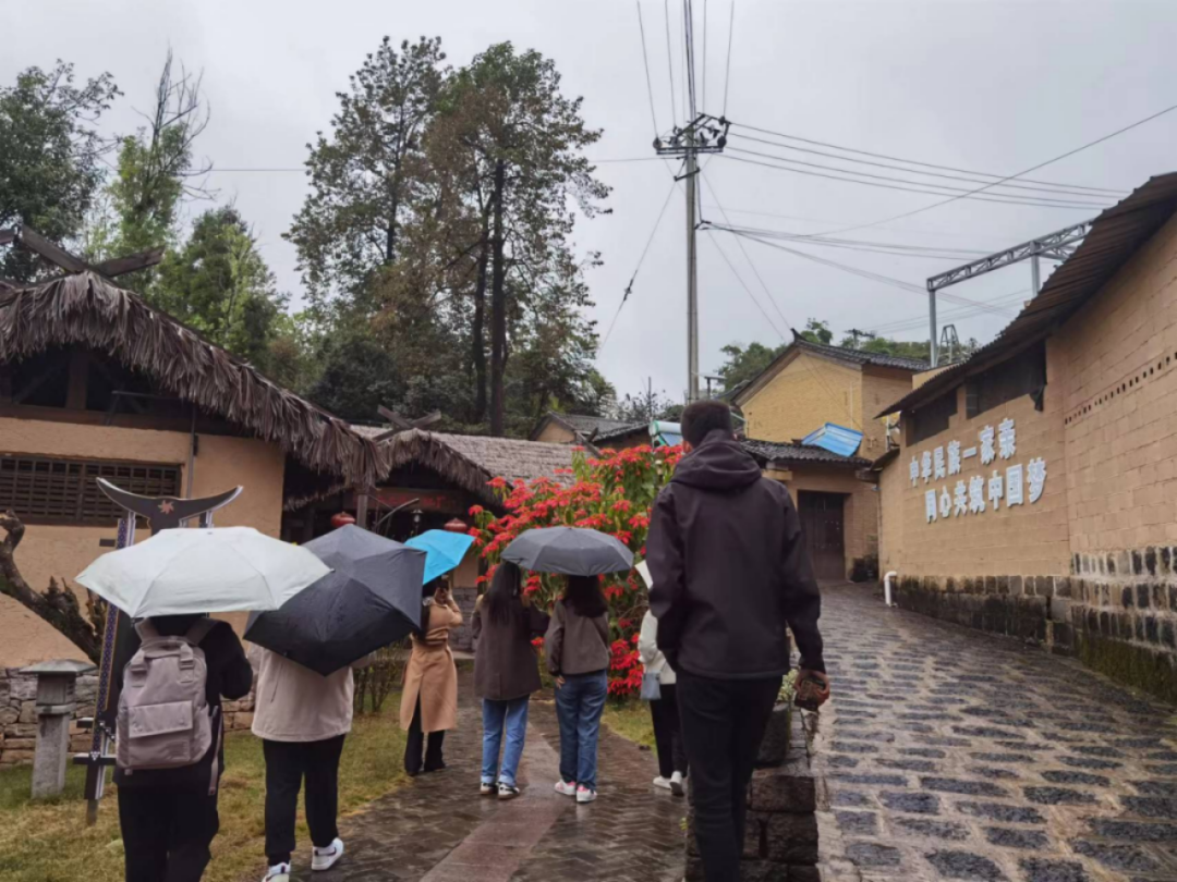 传承红色基因 赓续红色血脉——云南经济管理学院马克思主义学院教师赴保山市开展思政课教师教学研修活动 第 7 张