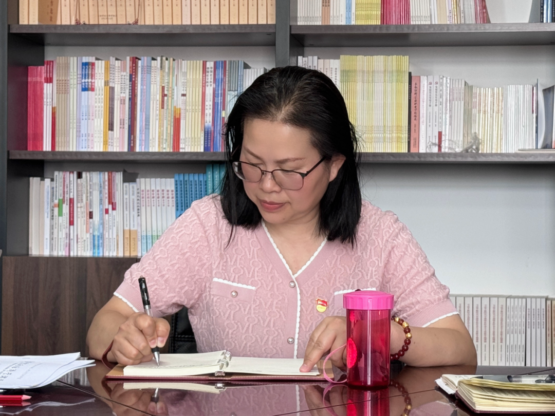 马克思主义学院党总支召开深入贯彻中央八项规定精神学习教育专题交流会 第 2 张