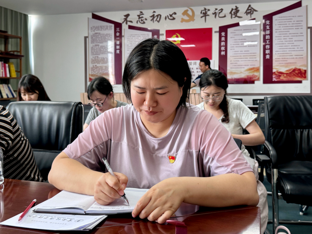 马克思主义学院党总支召开深入贯彻中央八项规定精神学习教育专题交流会 第 3 张