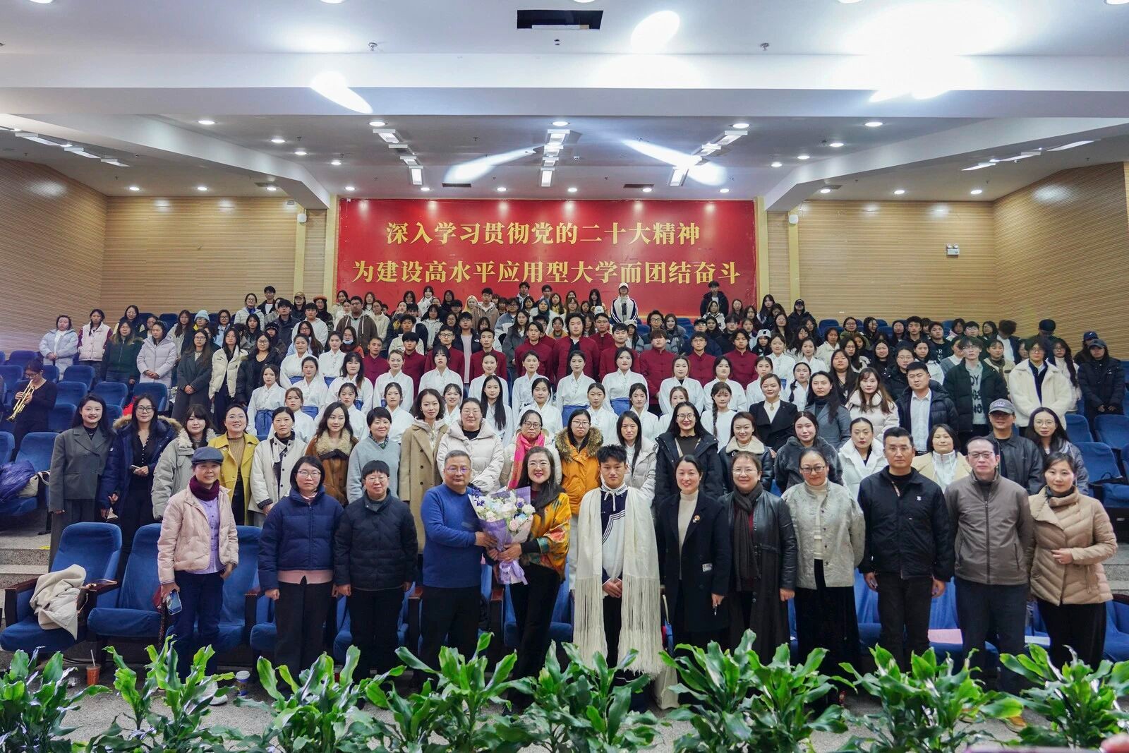 中国女高音歌唱家万山红老师莅临学校交流授课 第 11 张