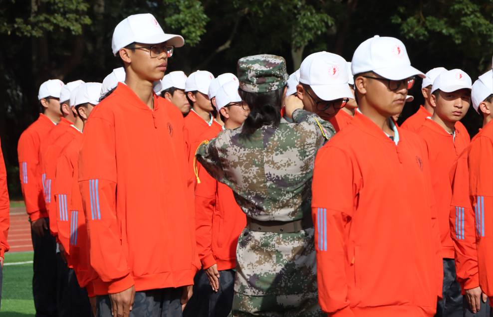 训练场上练硬功，才艺时光添温情 第 5 张