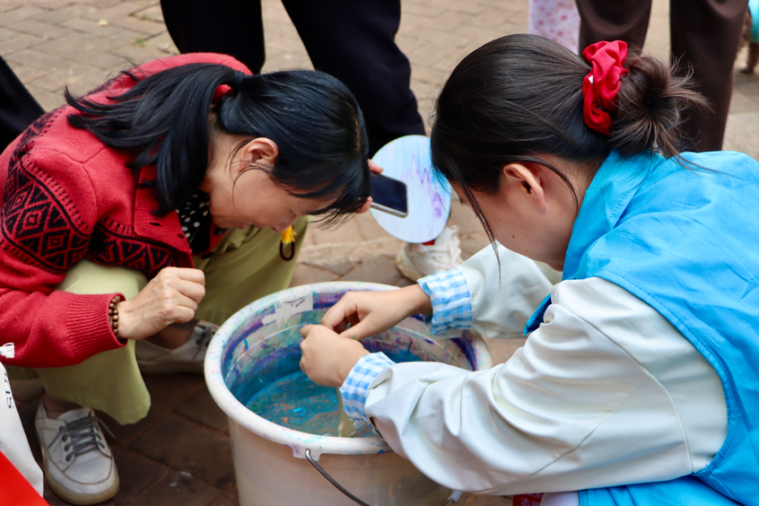 银发添雅韵·重阳习艺行|云南经济管理学院医学院墨韵轩书画协会走进宁湖社区开展公益活动 第 3 张