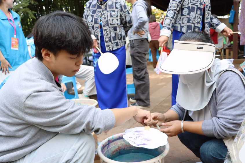 银发添雅韵·重阳习艺行|云南经济管理学院医学院墨韵轩书画协会走进宁湖社区开展公益活动 第 4 张