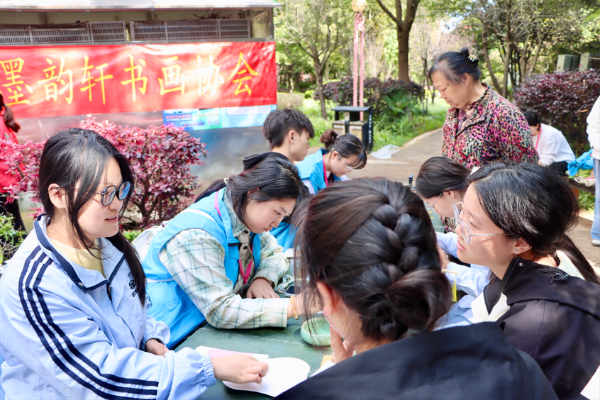 银发添雅韵·重阳习艺行|云南经济管理学院医学院墨韵轩书画协会走进宁湖社区开展公益活动 第 7 张