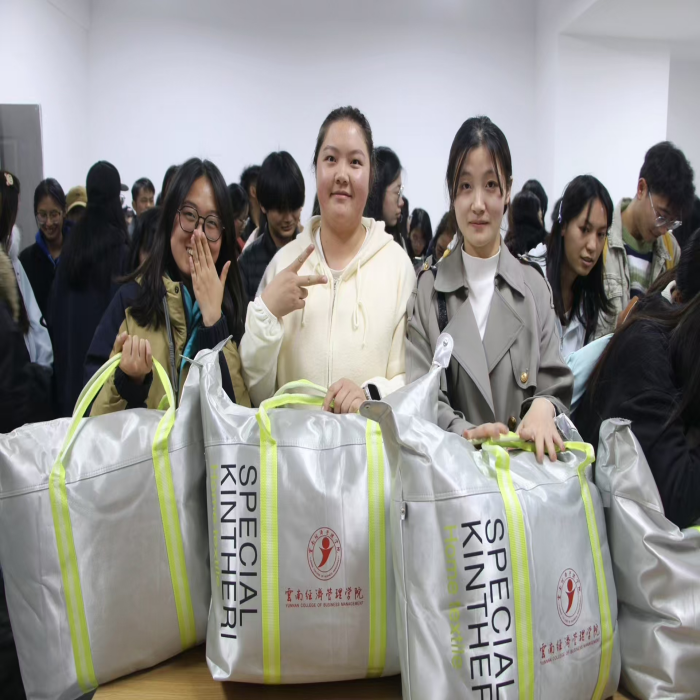 暖冬赠被传温情，火锅共煮聚人心——云南经济管理学院医学院暖冬关爱行动圆满落幕 第 5 张