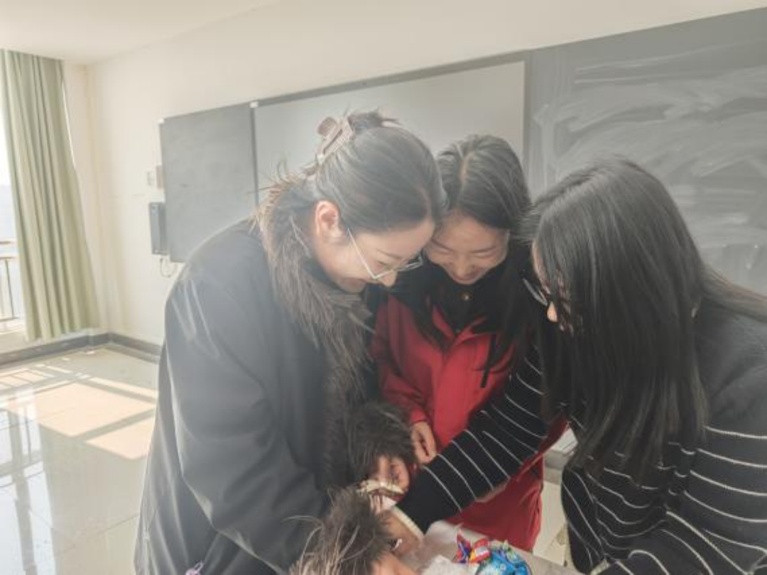 巧手匠心绽芳华 温情献礼妇女节——马克思主义学院工会庆“三八”主题活动 第 4 张